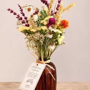 Jarrón flores aromático tomillo con flores de la granja.