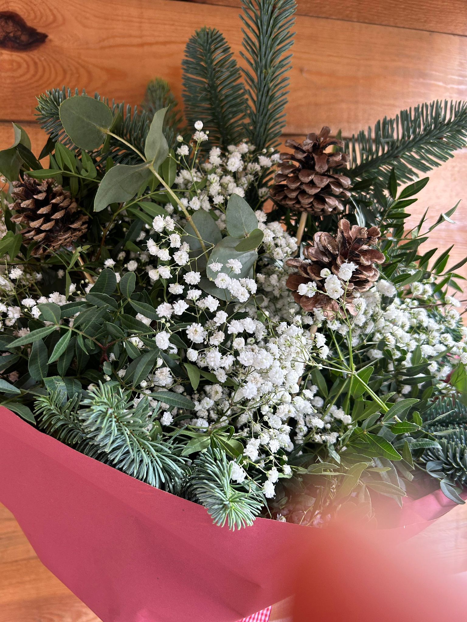 ramo de navidad con piñas