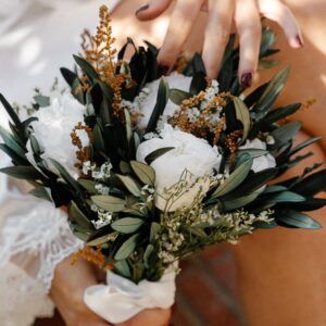 Ramo de novia Carolina (peonias blancas y olivo)