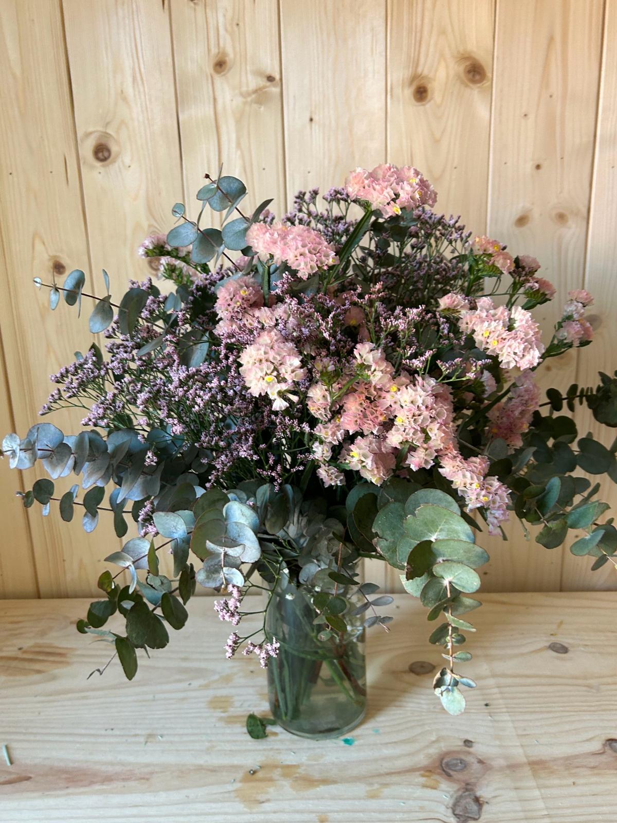 ramo de statice y limonium con euclaipto